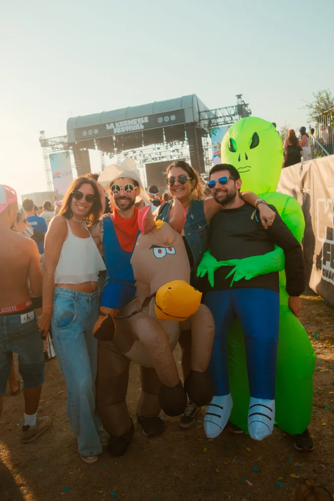 Festivaliers déguisés pour la Kermesse 2026 en Cowboy et Alien