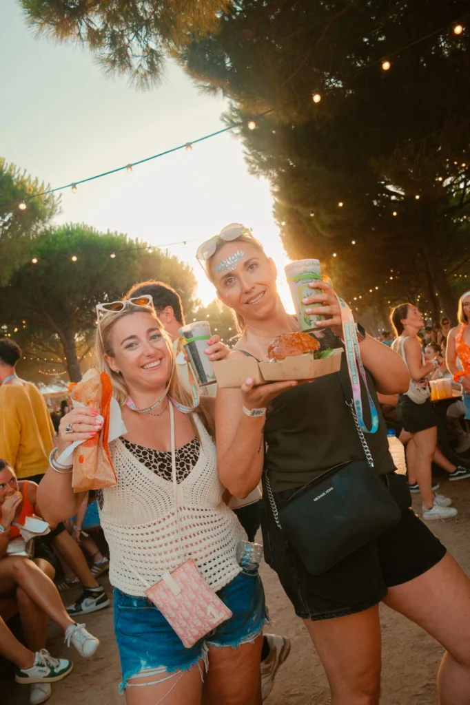 Festivaliers se restaurant au foodtruck à la Kermesse 2026 à la Seyne sur Mer
