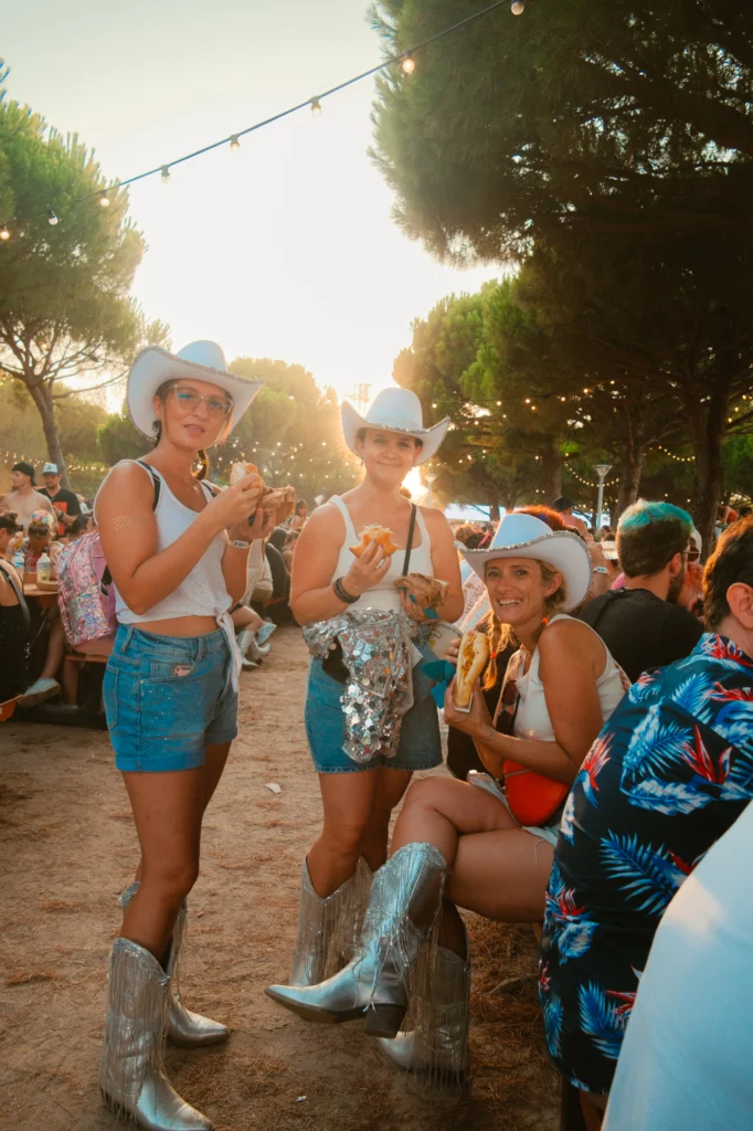 Festivaliers en cowboy et santiag se restaurant au foodtruck à la Kermesse 2026 à la Seyne sur Mer